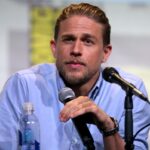 Charlie Hunnam promluvil o hlasu Eda Geina