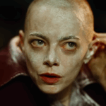 Emma Stone má ve filmu Bugonia oholenou hlavu